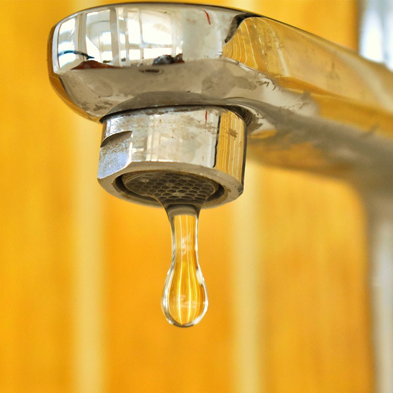 Comment obtenir un jet d'eau constant de mon robinet?